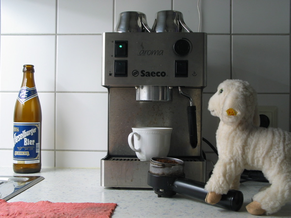 Schaf kocht Kaffee